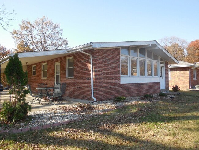 Photo - Two Bedroom Home with Large Yard and Updat...