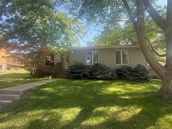 Building Photo - New Listing - 4 Bedroom House on Iowa City Westside on Sunset