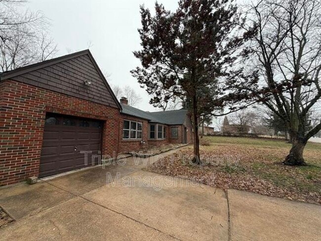 Photo - 520 Hentschel Pl