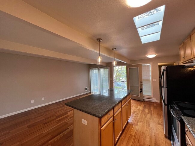 Photo - RICHMOND ONE BEDROOM AVAILABLE FOR IMMEDIATE MOVE-IN - SEE LISTING FOR SPECIALS! Unidad 3036 SE Tibbetts St -  3