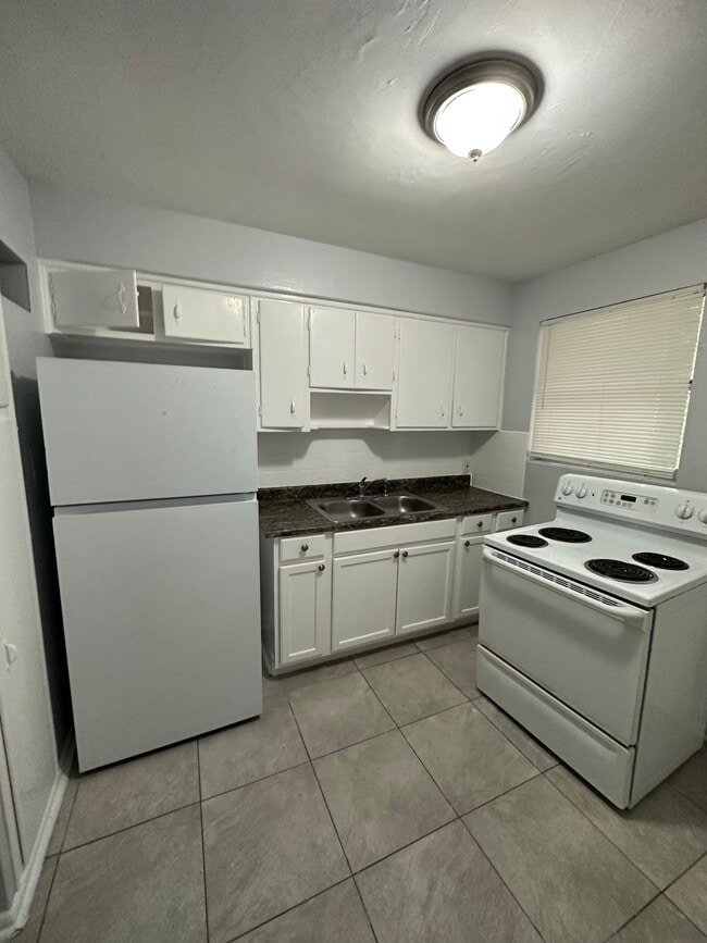 Building Photo - 2002 Palafox St