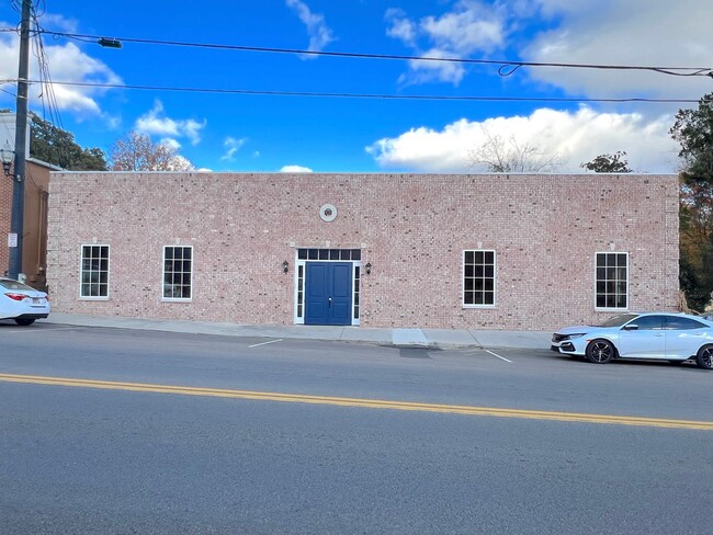 Building Photo - Totally Remodeled Building with the Charm ... Unit C Rental