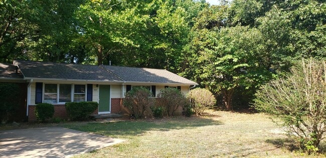 Building Photo - Refreshed 3 Bedroom / 2.5 Bath Ranch Style...