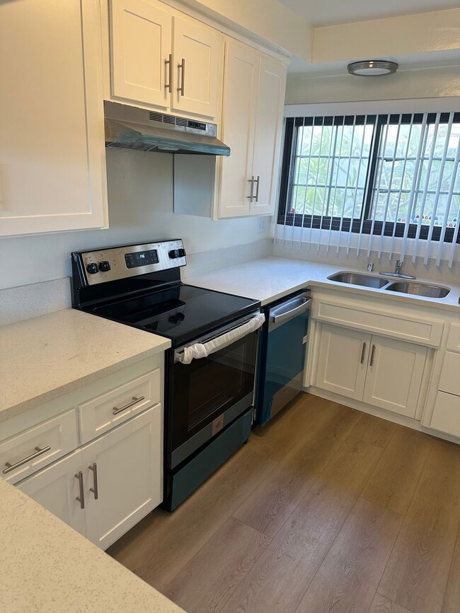 Building Photo - 7700 Pso Del Rey Unit 02