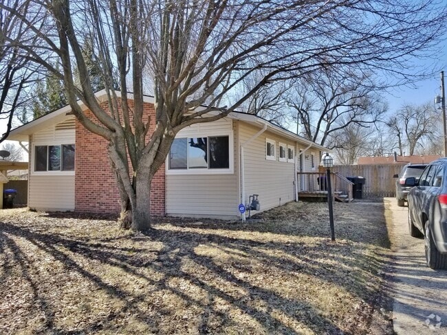 Building Photo - Big, nice ranch style home near major Tope...