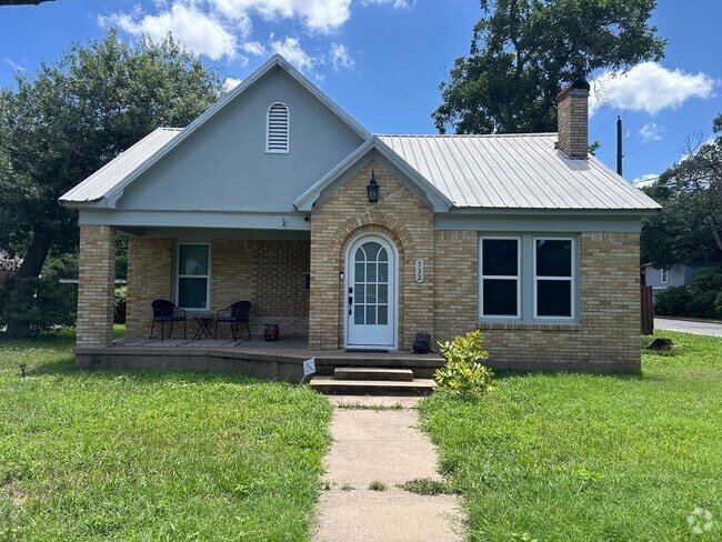 Building Photo - Spacious Corner Lot Charm Rental