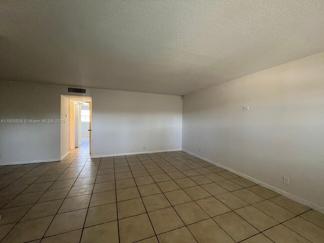 Building Photo - 4160 NW 21st St Unit 211-F