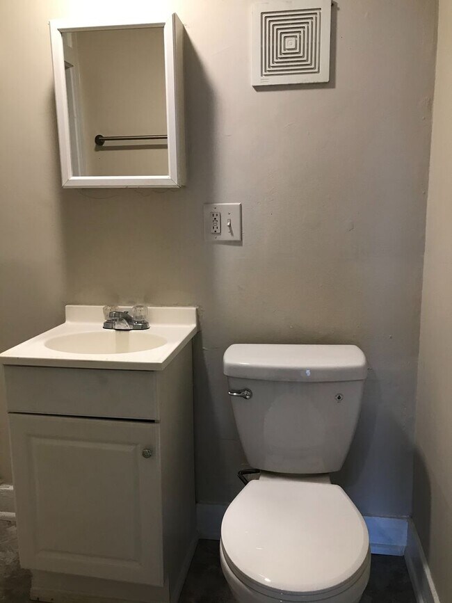Photo - One Bedroom Upstairs Apartment Unidad #5