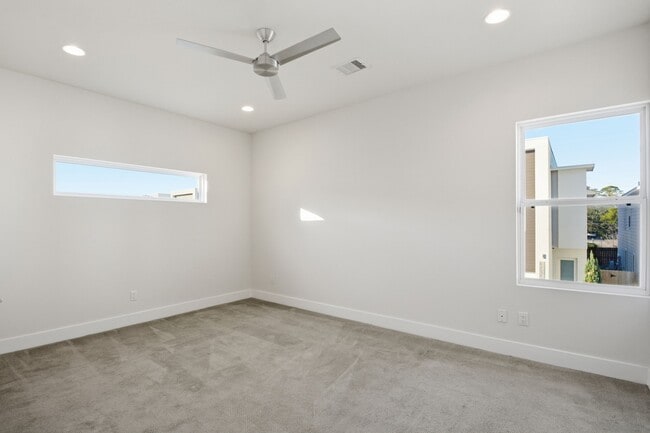 Building Photo - 5519 Paraiso Pl