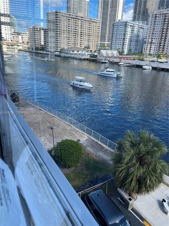 Photo - 111 Golden Isles Dr Unidad D10