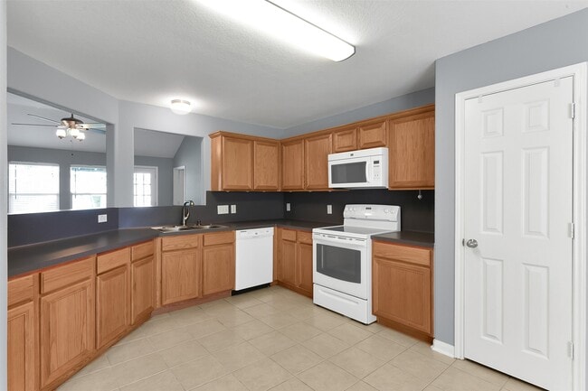 Building Photo - 223 Fantasy Ln