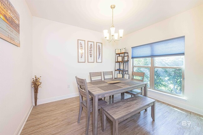 Photo - 1468 Surrey Loop