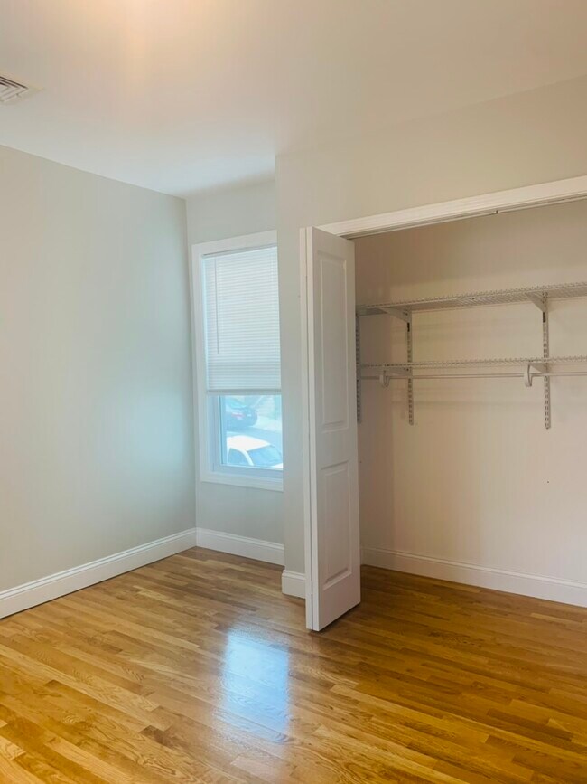 Additional room ideal for office, guest room, or formal dining - 76 Eleanor St Unit 2