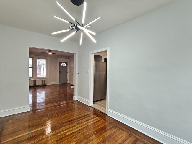 Photo - 5818 Addison St