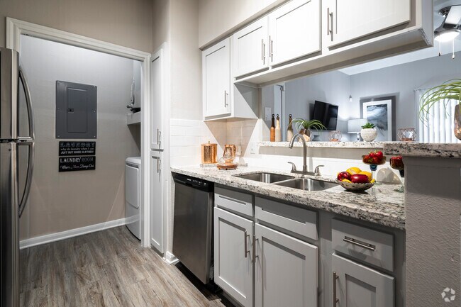 1BR/1BA, 656 - Kitchen