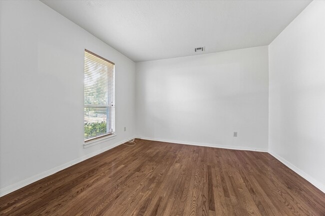 Photo - 3232 Parkwood Dr