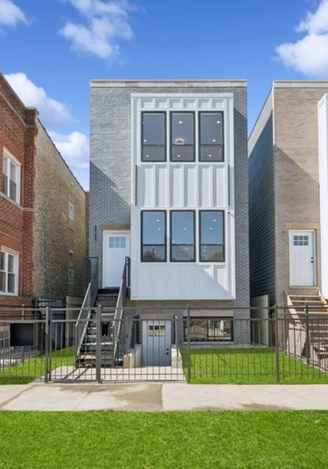 Building Photo - Modern and Luxurious 3b/2b Apartment in Humboldt Park Unit 1