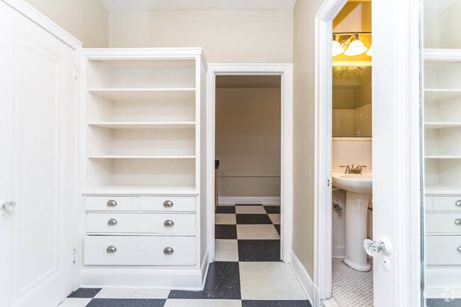1BR, 1BA - 875 SF