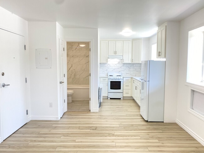 Building Photo - 630 Cummings Ave Unit 209