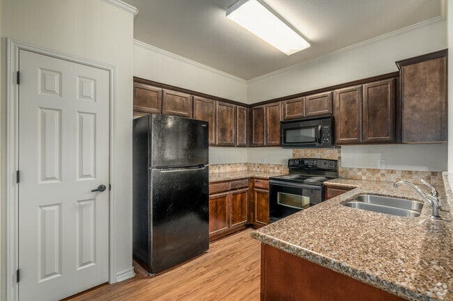 2BR, 2BA - 915SF - Kitchen