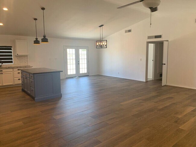 Photo - 525 San Saba Rd