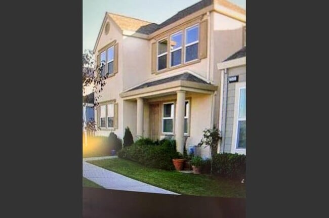 Building Photo - 2527 N Village Dr Rental