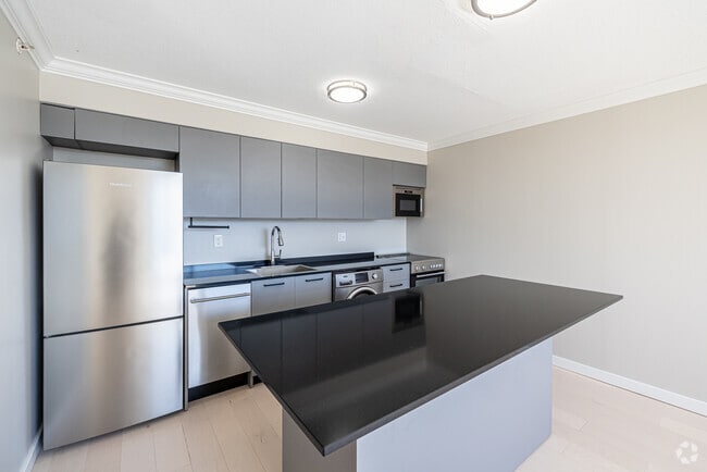 1BR, 1BA - 575SF - Kitchen - 360 Main