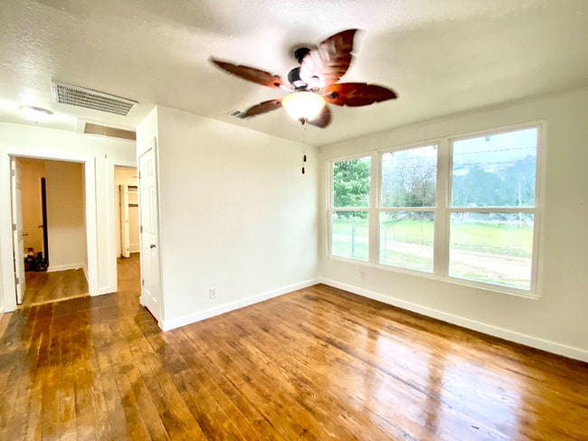 Photo - 732 Valley Way St