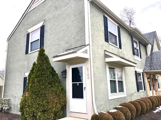 Building Photo - 5700 Crossing Ct Unit 4