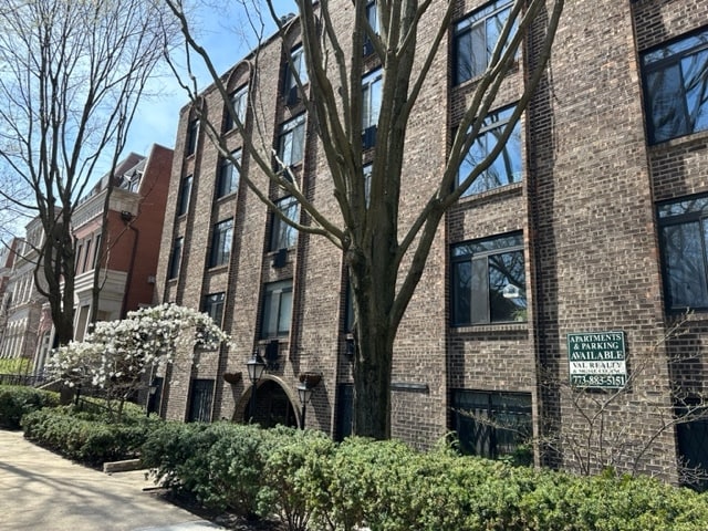 Building Photo - 1750 N Mohawk St Unit 204