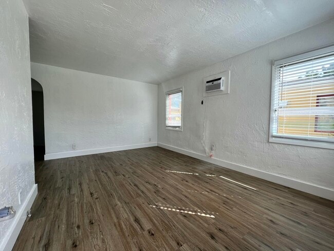 Building Photo - 1739 Moffett St Unit 3