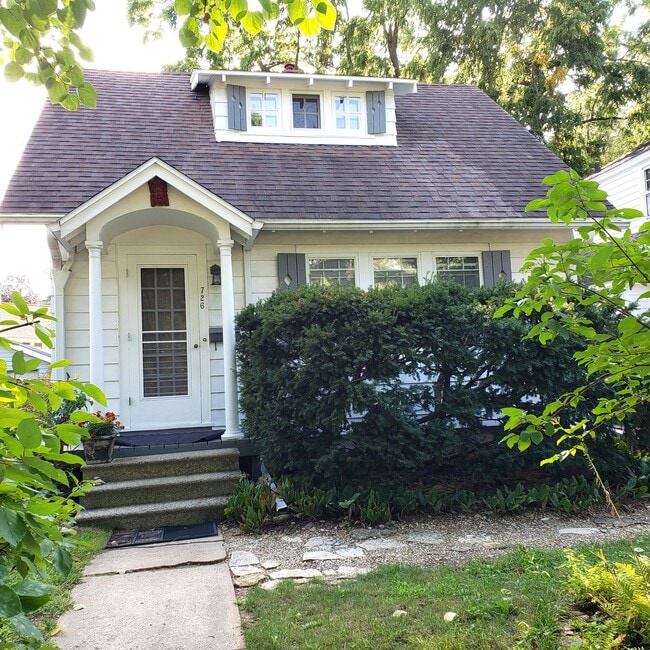Building Photo - 726 Briar Hill Rd Rental
