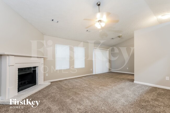 Photo - 206 Red Oak Dr