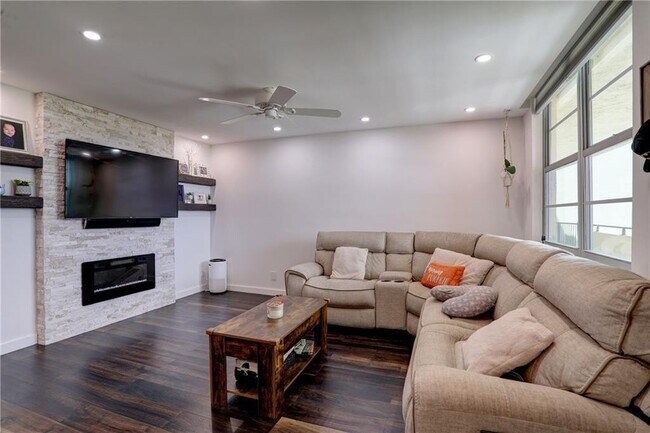 Photo - 2400 NE 10th St Unit 402