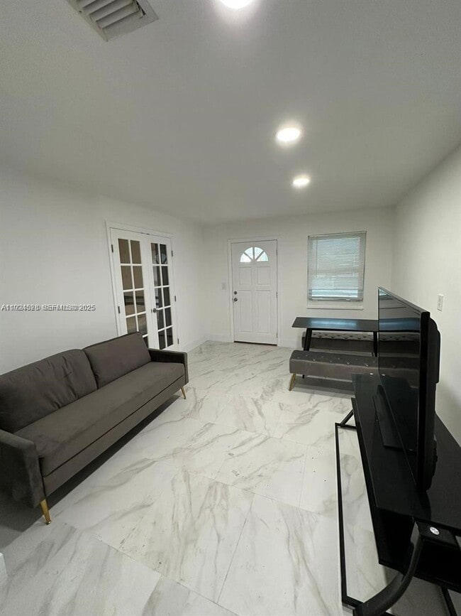 Building Photo - 2320 SW 44th St Unit B