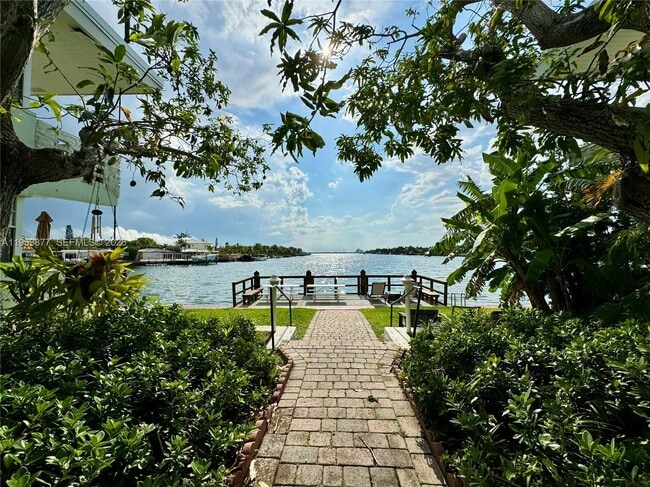 Building Photo - 8620 Byron Ave Unit 86206A