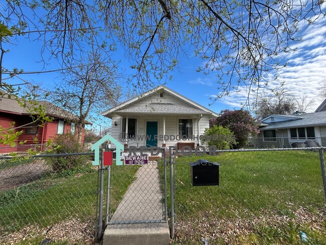 Cozy 2-Bedroom Home with Fenced Yard & Pet... - Cozy 2-Bedroom Home with Fenced Yard & Pet...