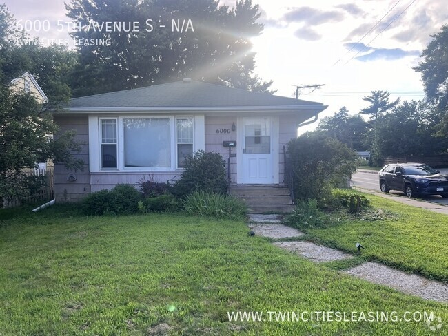 Building Photo - 3 Bed 1 Bath Single Family Home W/ Fenced ...