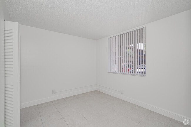 2BR, 2BA - 1,000SF