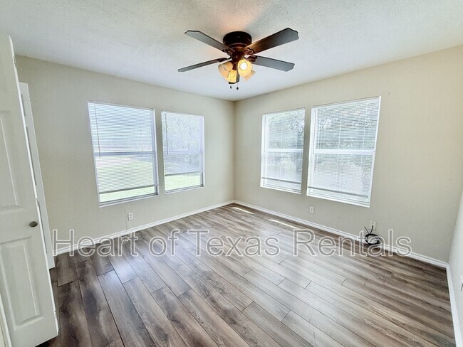 Photo - 215 Parsons Ln