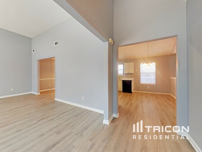 Photo - 1100 Village Oaks