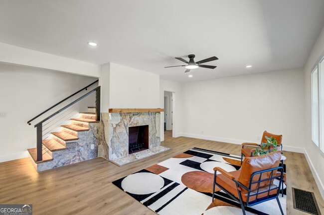 Photo - 458 Shannon Dr SW