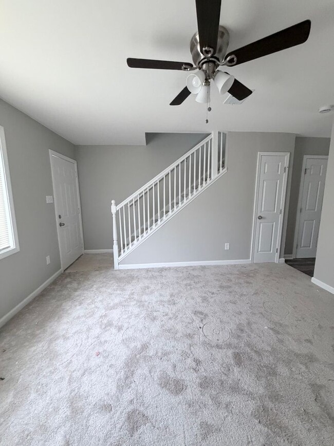 Building Photo - Newly Renovated 2-Bedroom Townhouse in a Prime Location! Unit B4