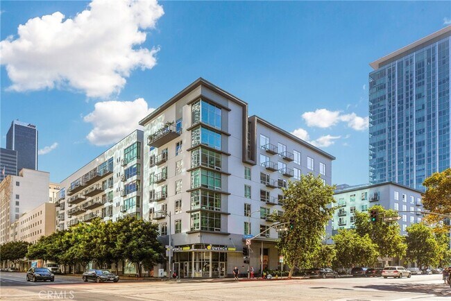 Building Photo - 645 W 9th St Unit 539-539 Rental