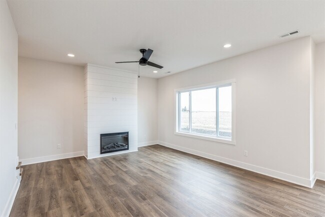 Photo - 915 Henryson St