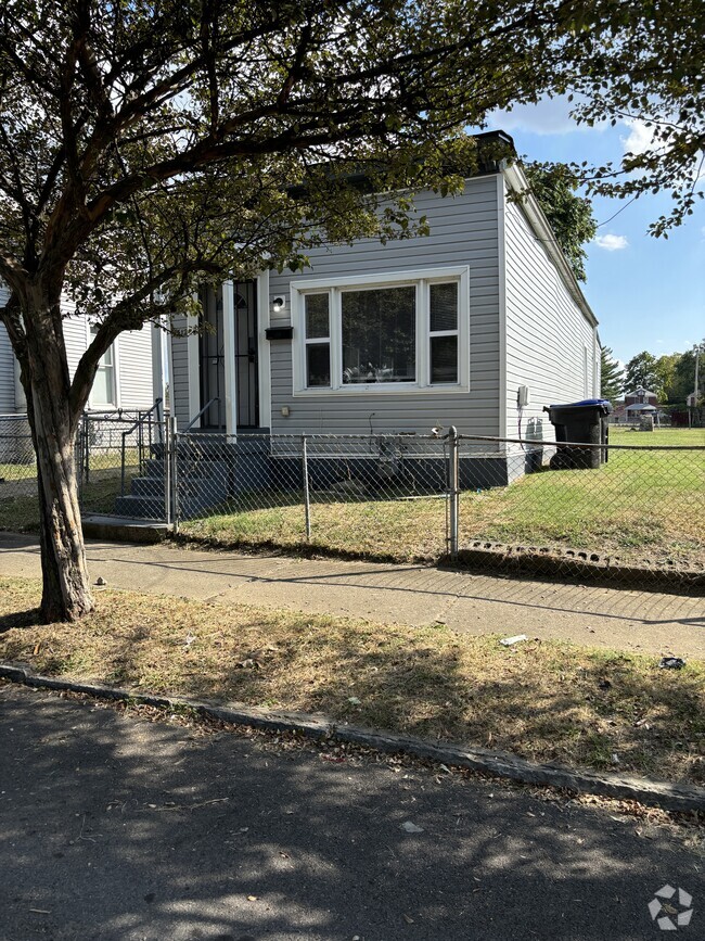 Building Photo - 1512 Cedar St Rental