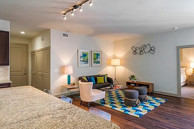 Photo - Only $1,314 - MIDTOWN Downtown!! Unit 38M2