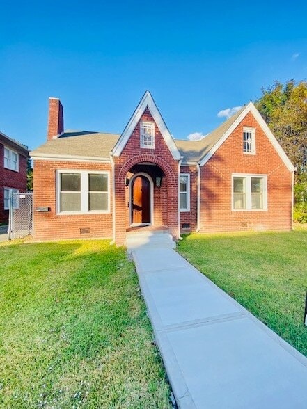 Photo - 4625 Bell St