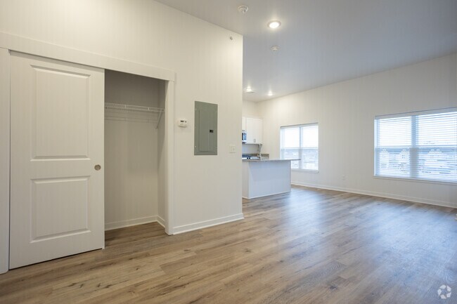 Studio, 1 BA - 504 SF - Elmwood Lake Apartments