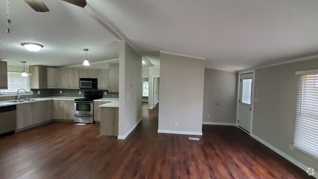 Building Photo - Spacious, Newly Renovated 3 Bed, 2 Bath Home